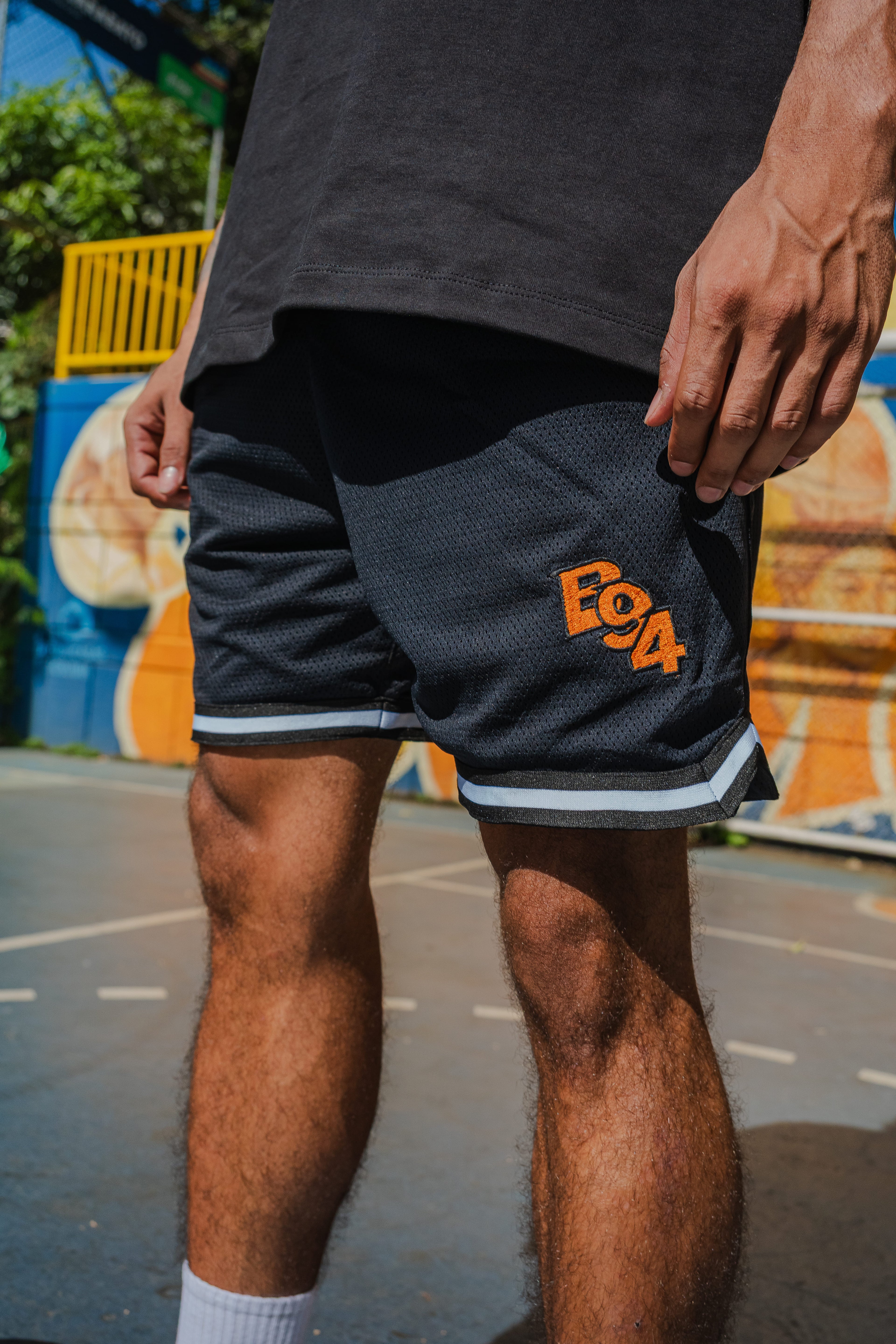 Short vintage fundamentals negro con bordado Naranja